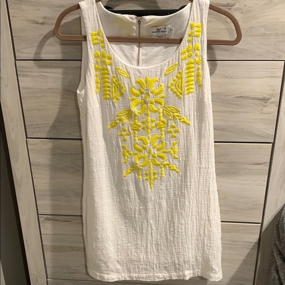 Vineyard Vines Dresses & Skirts - Vineyard Vines White and Yellow Embroidered Sleeveless Linen Dress